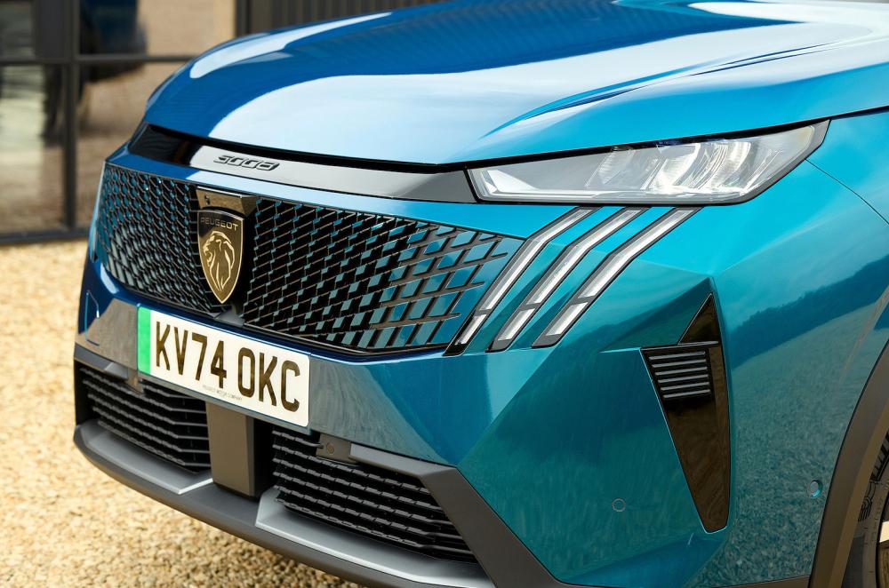 Peugeot e-5008 front detail