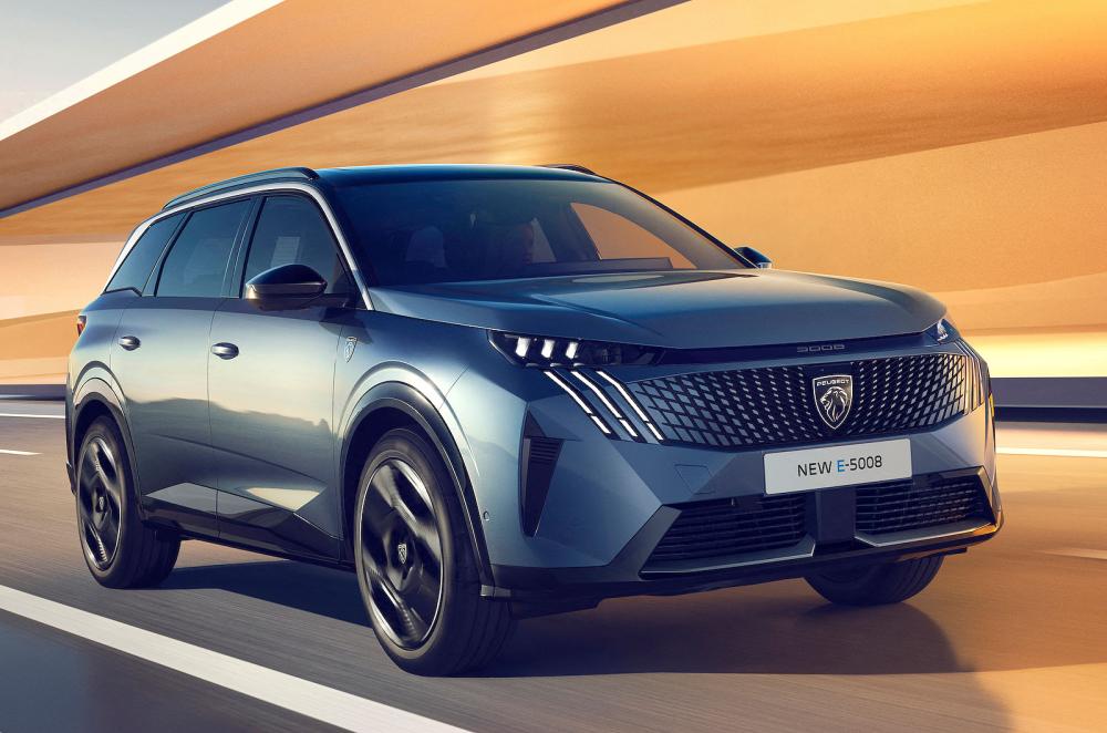 Peugeot e-5008 front cornering