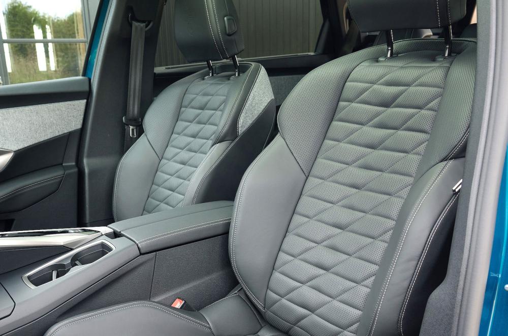 Peugeot e-5008 front seats