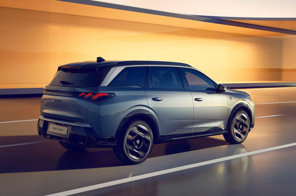 Peugeot e-5008 rear right driving