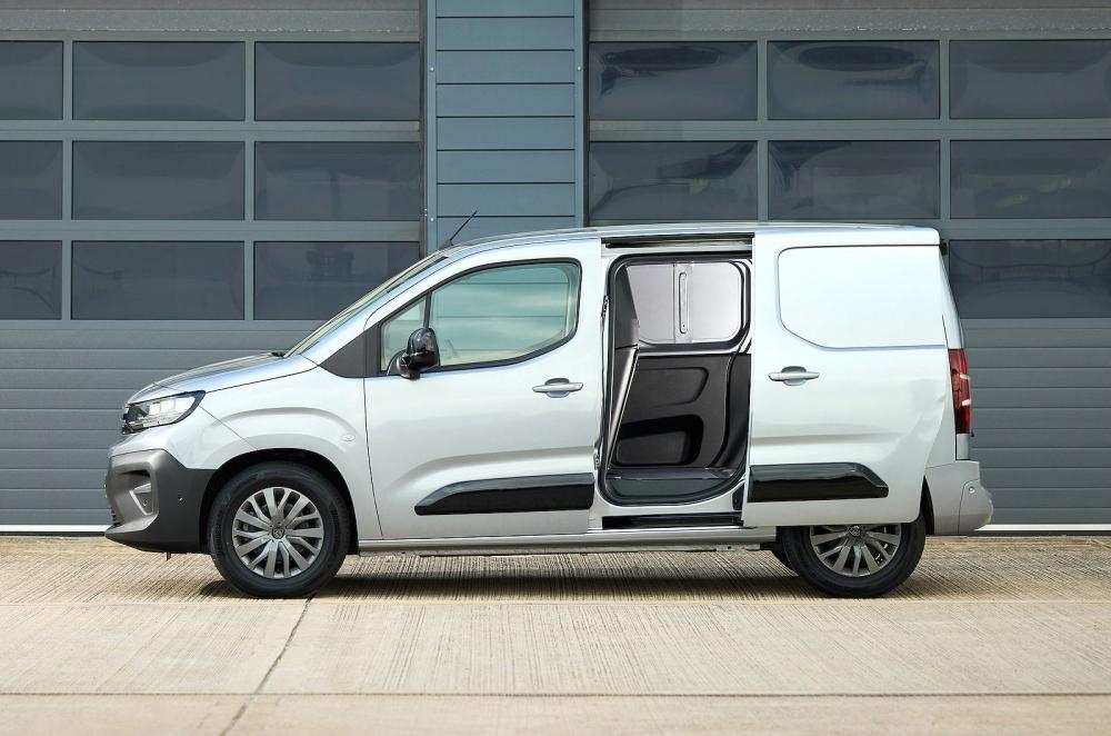 Peugeot e-Partner left static