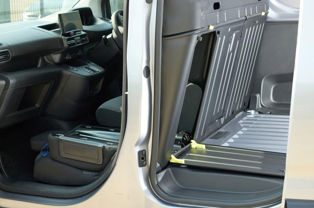 Peugeot e-Partner load-through hatch