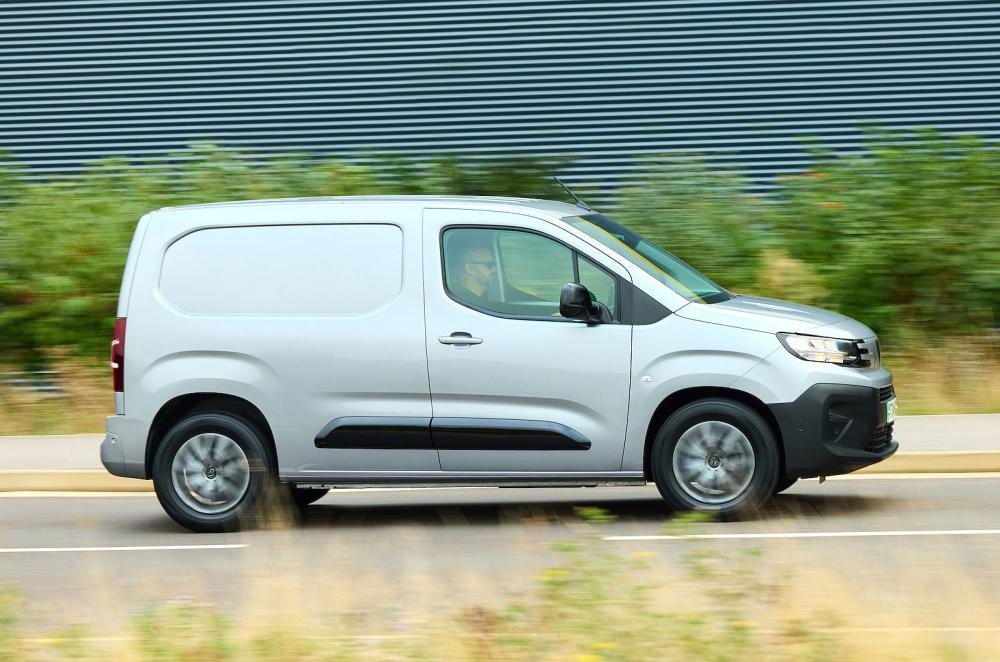 Peugeot e-Partner right driving