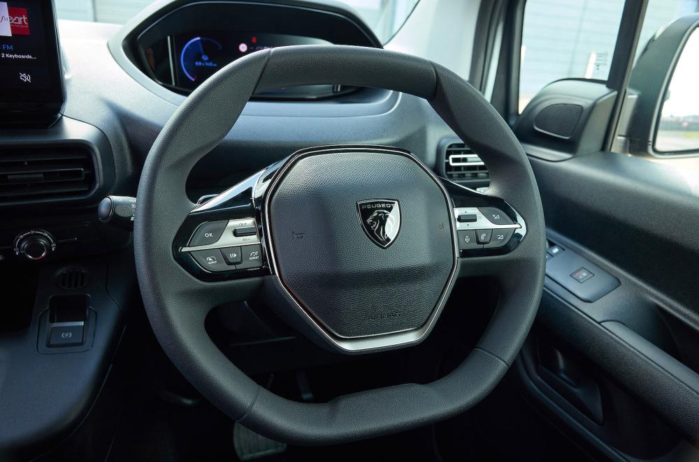 Peugeot e-Partner steering wheel