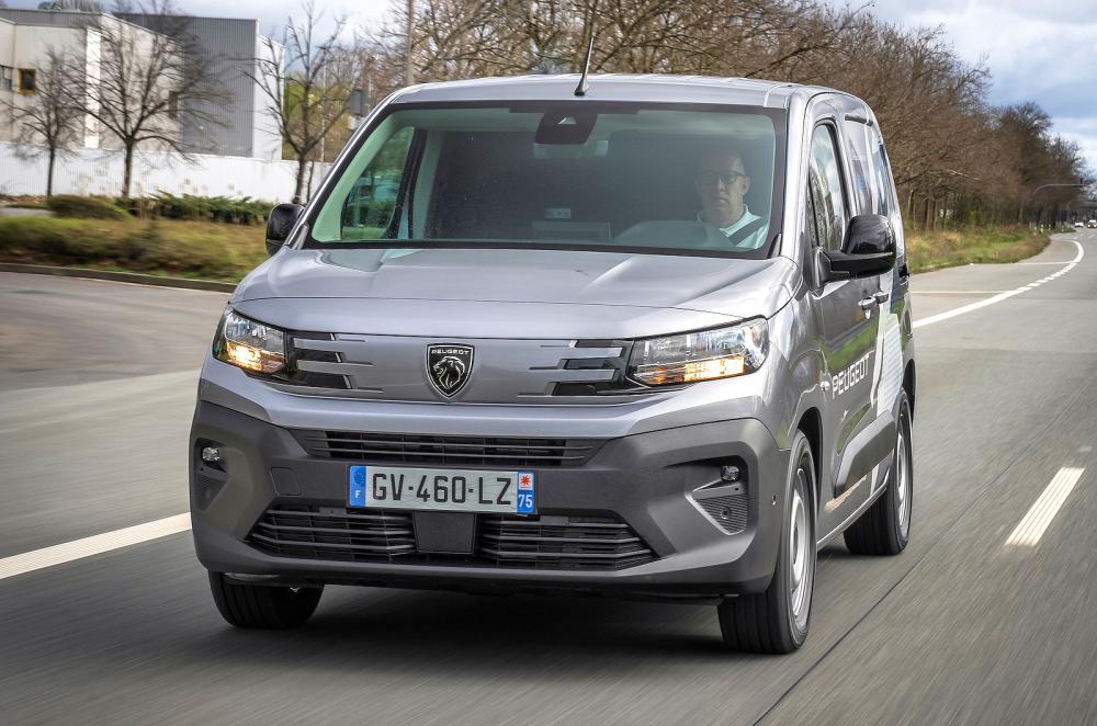 Peugeot Partner front left driving