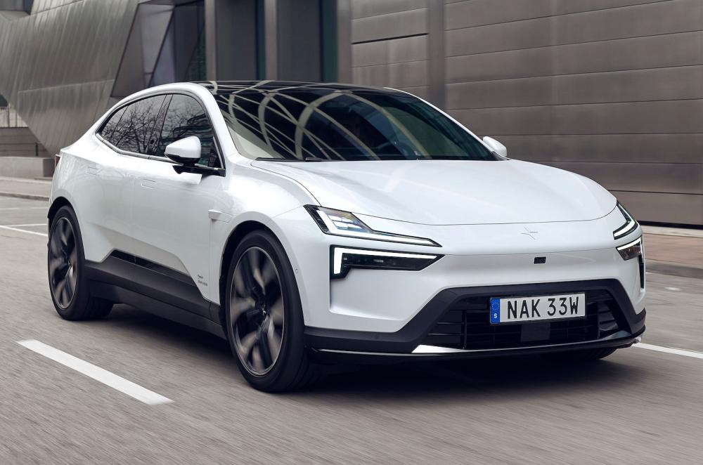 Polestar 4 front right driving