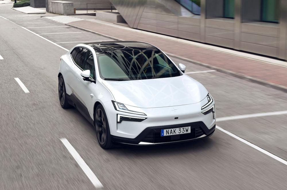 Polestar 4 front right driving