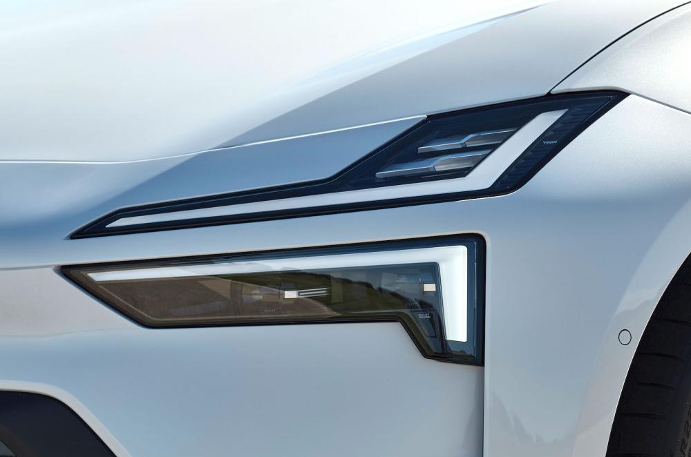 Polestar 4 headlights