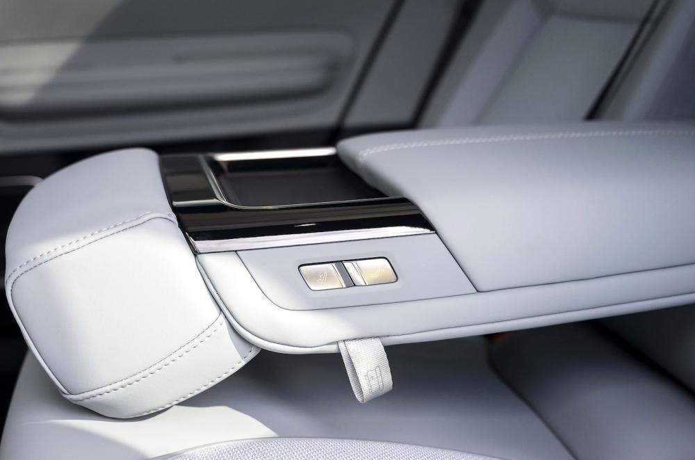 Polestar 4 rear armrest