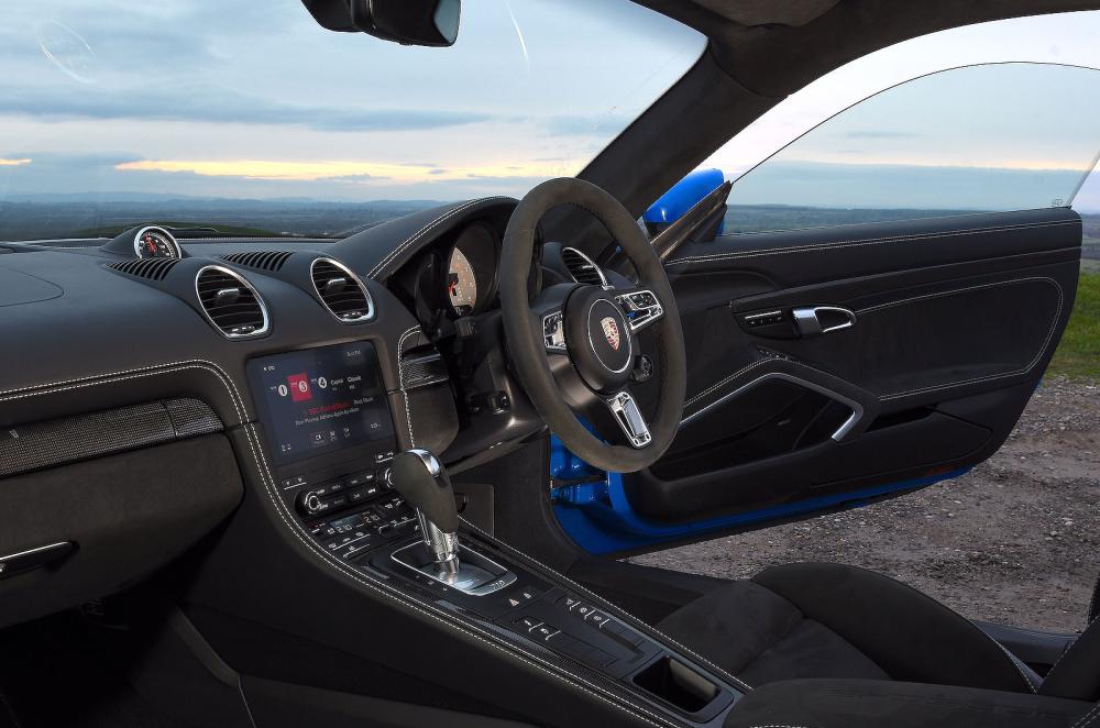 Porsche 718 Cayman dashboard