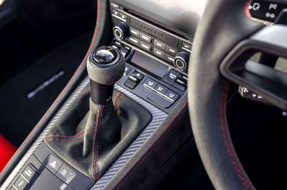  Porsche 718 Spyder RS auto gearshift