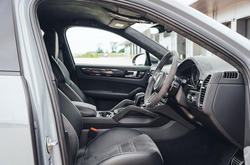 Porsche Cayenne Coupé front seats