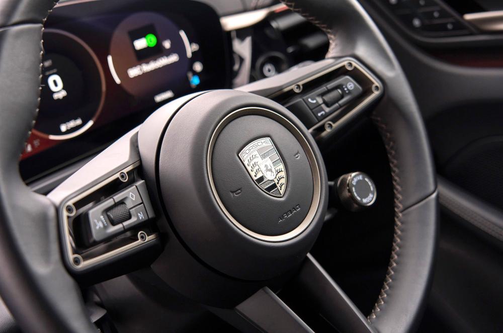 Porsche Macan Turbo Electric steering wheel detail