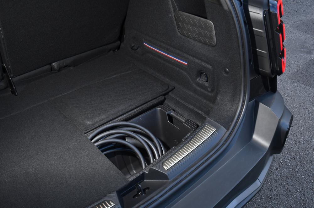 Renault 4 under-boot storage