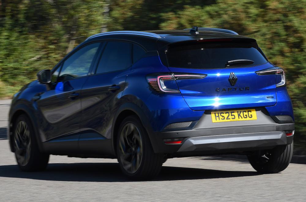 Renault Captur driving rear left