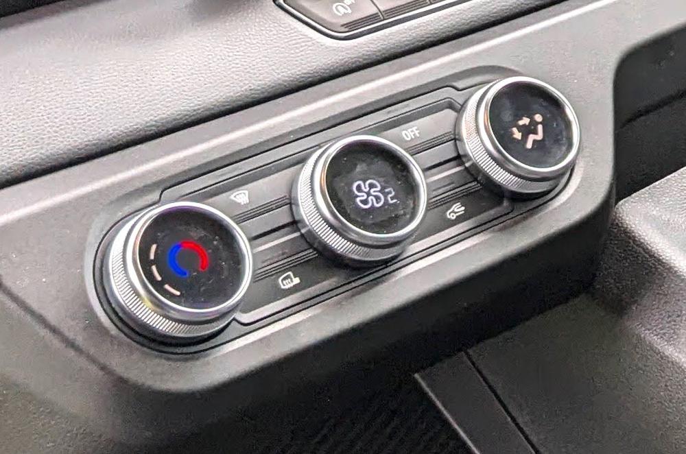 Renault Master air-con controls