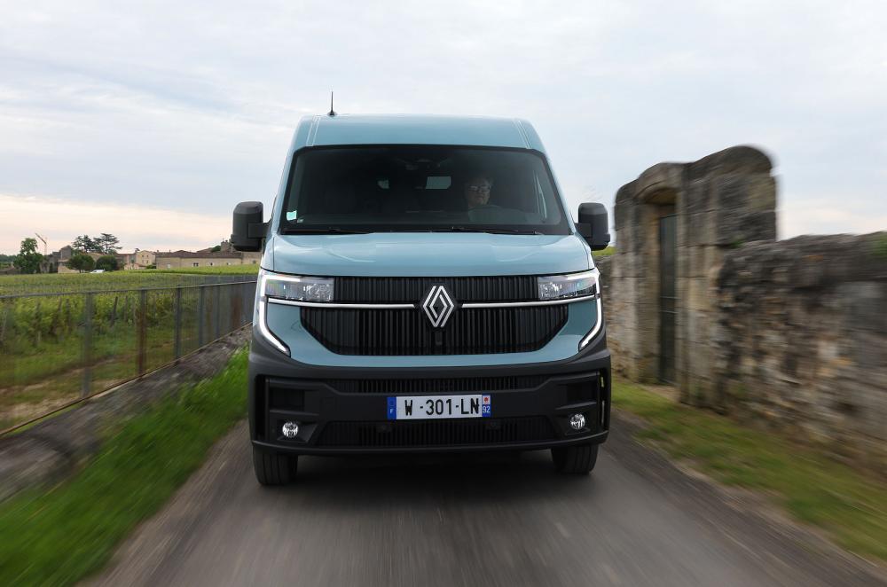Renault Master front driving
