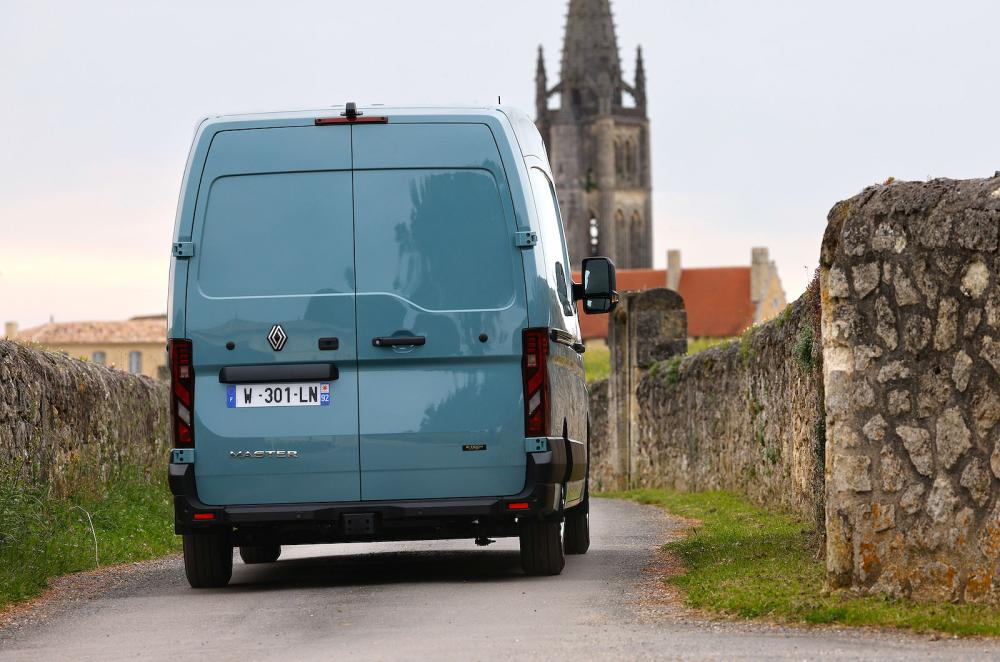 Renault Master rear driving