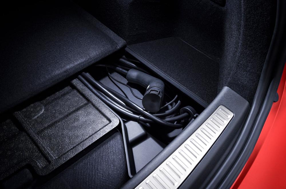 Renault Rafale underfloor boot storage