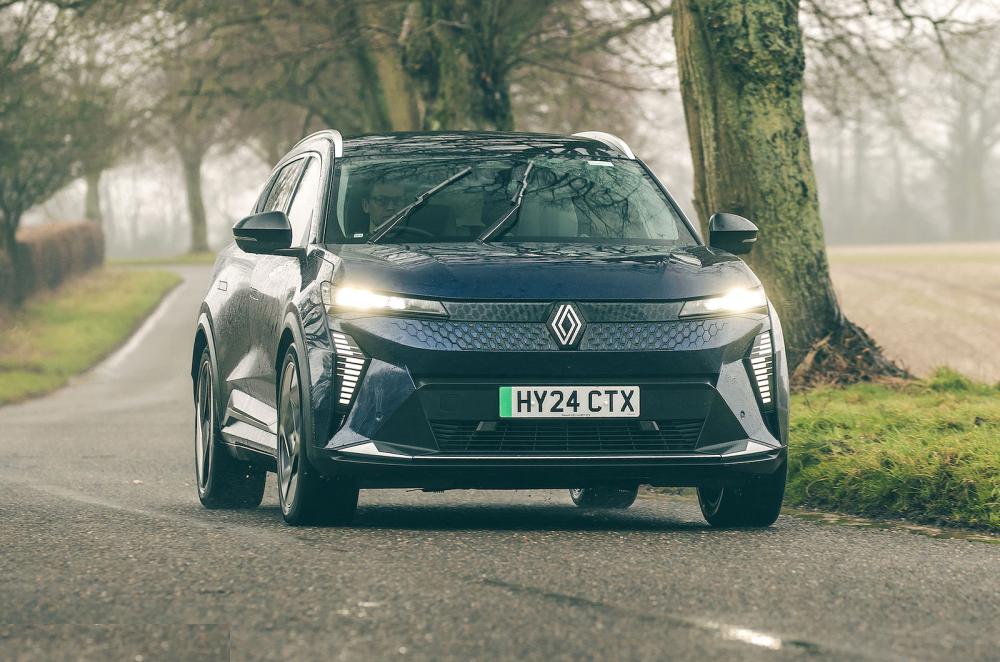 Renault Scenic E-Tech front driving