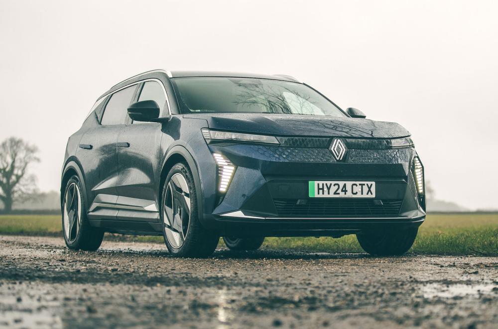Renault Scenic E-Tech front right static