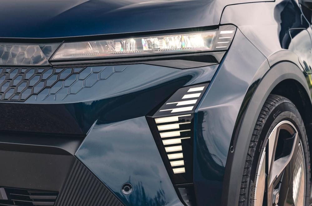 Renault Scenic E-Tech headlights