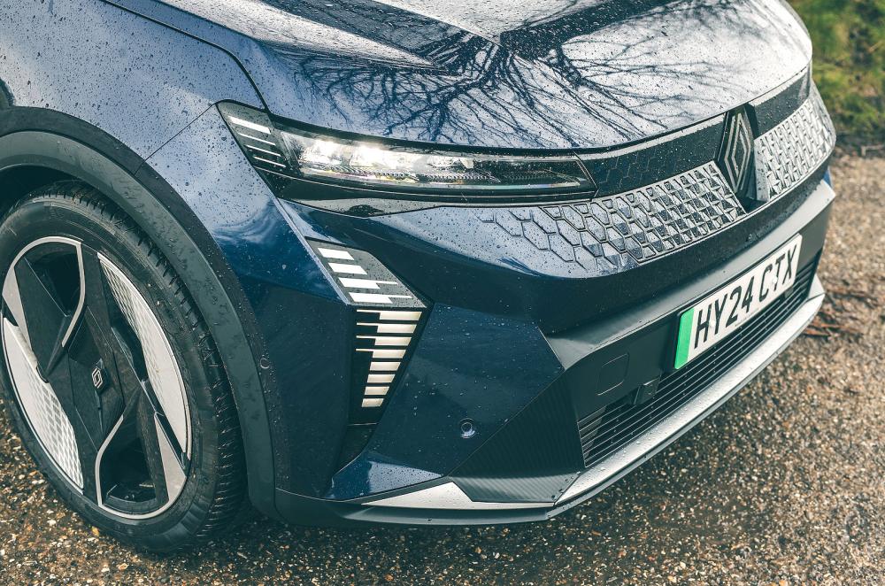 Renault Scenic E-Tech headlights