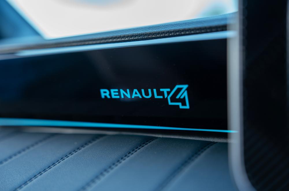 Renault 4 dashboard badge
