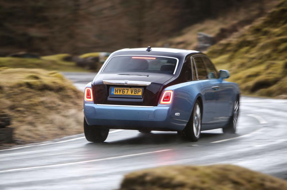 Rolls-Royce Phantom 2018 rear road tracking