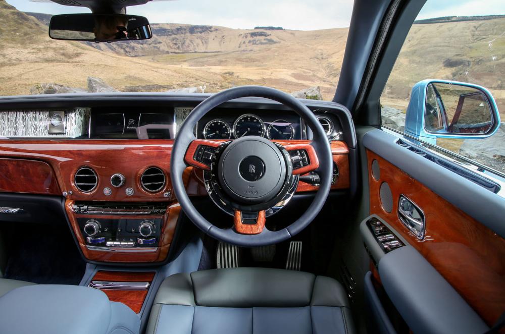 Rolls-Royce Phantom 2018 RHD dashboard