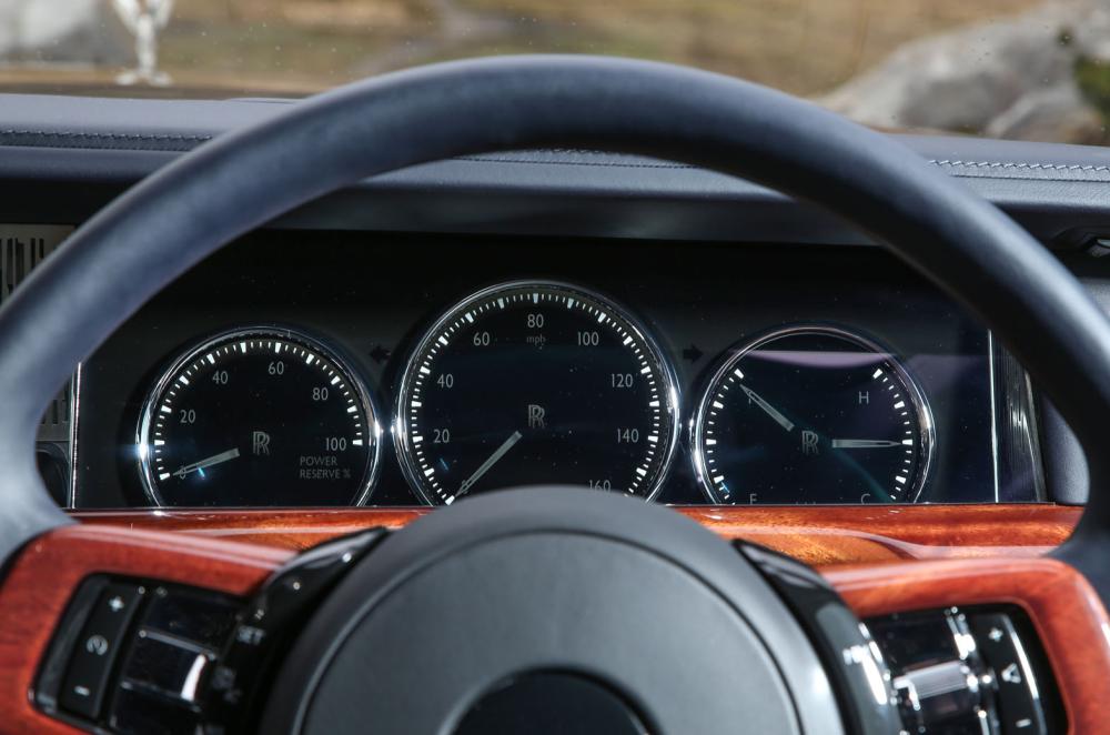 Rolls-Royce Phantom 2018 dashboard detail