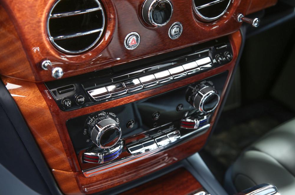 Rolls-Royce Phantom 2018 centre console detail