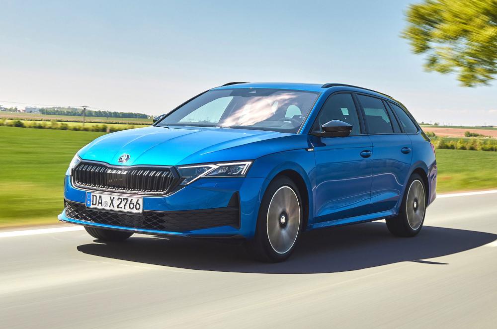 Skoda Octavia Estate front left driving