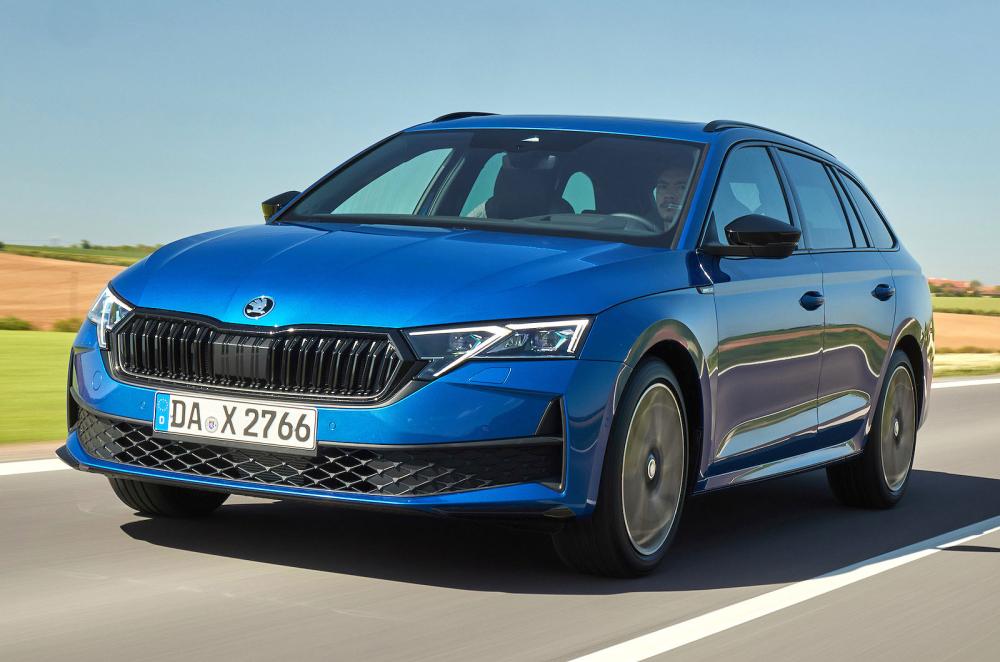 Skoda Octavia Estate front left driving