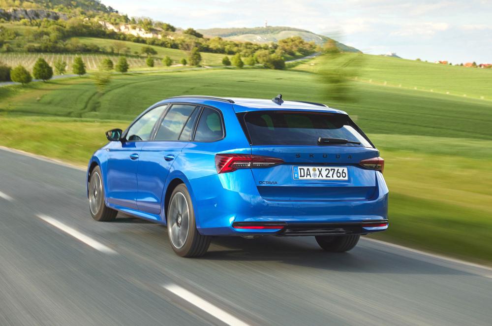 Skoda Octavia Estate rear left driving