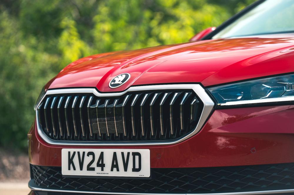 Skoda Superb grille