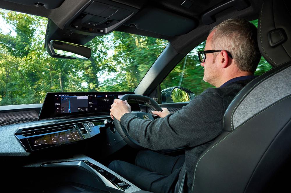 Steve Huntingford test driving Peugeot 5008