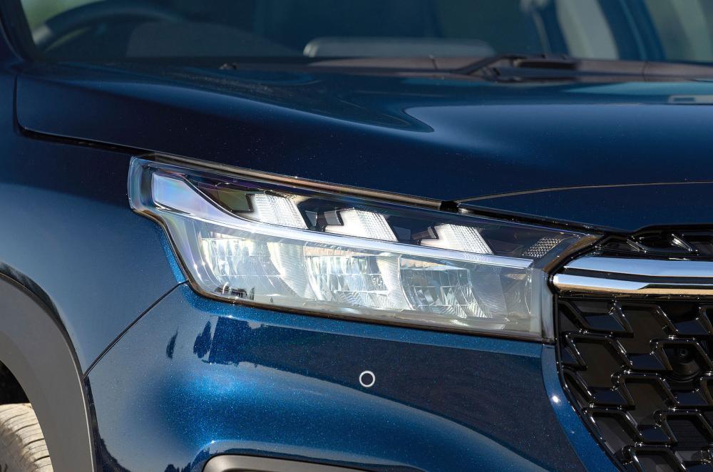 Suzuki S-Cross headlights