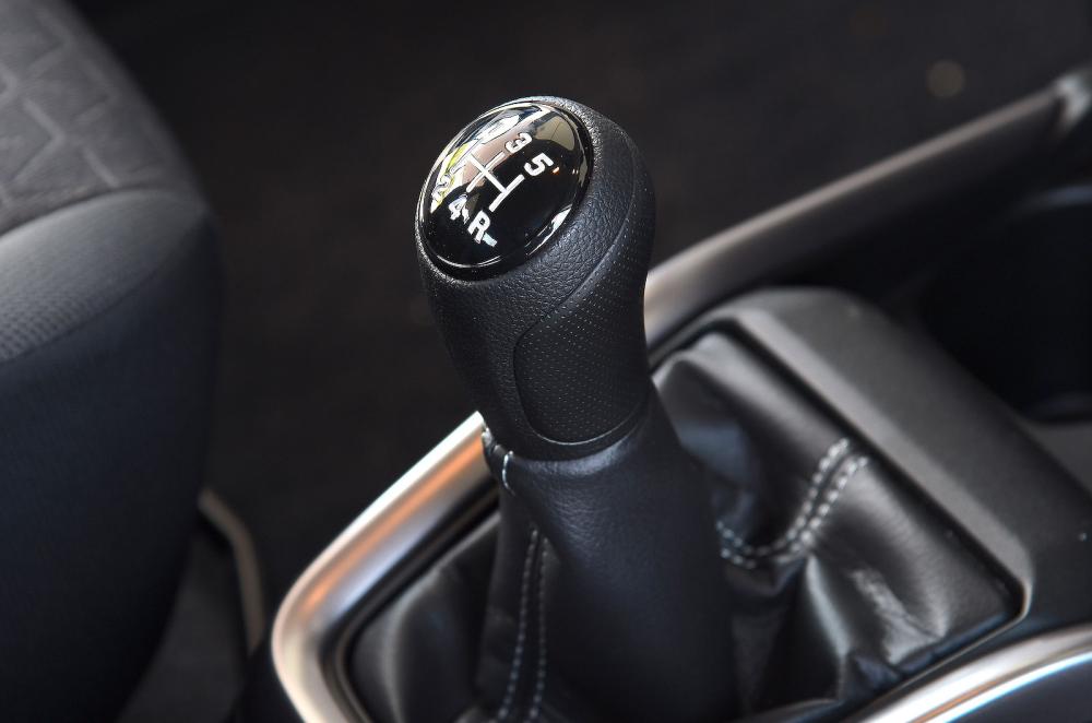 Suzuki Swift Hybrid gearstick