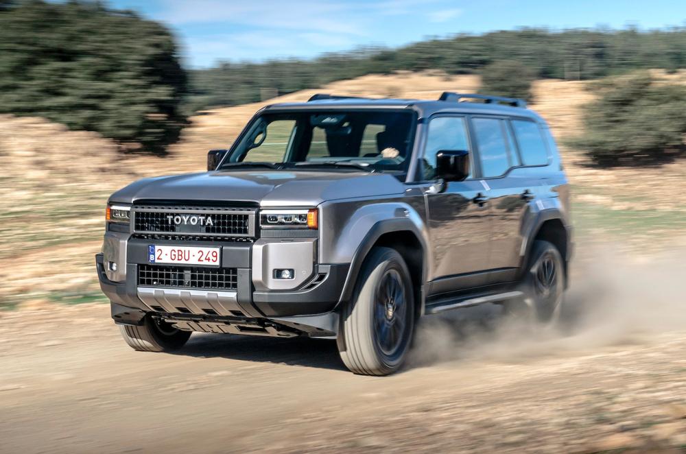 Toyota Land Cruiser front left driving off road