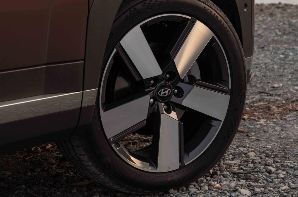 Hyundai Santa Fe alloy wheel details
