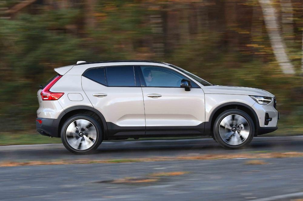 Volvo XC40 side profile driving