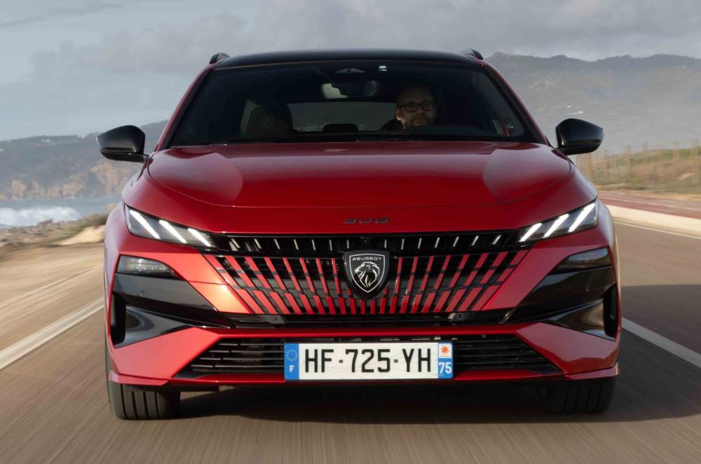 Peugeot 308 SW front driving