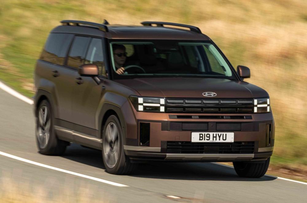 Hyundai Santa Fe front right driving