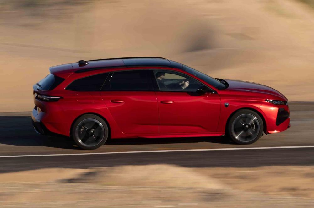 Peugeot 308 SW side profile driving