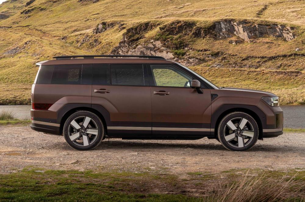 Hyundai Santa Fe side profile static