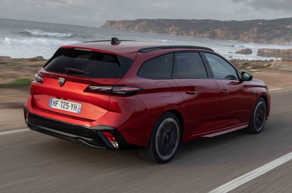 Peugeot 308 SW rear driving