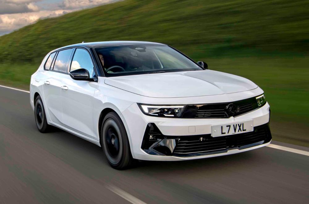 Vauxhall Astra Sports Tourer GSE front dynamic