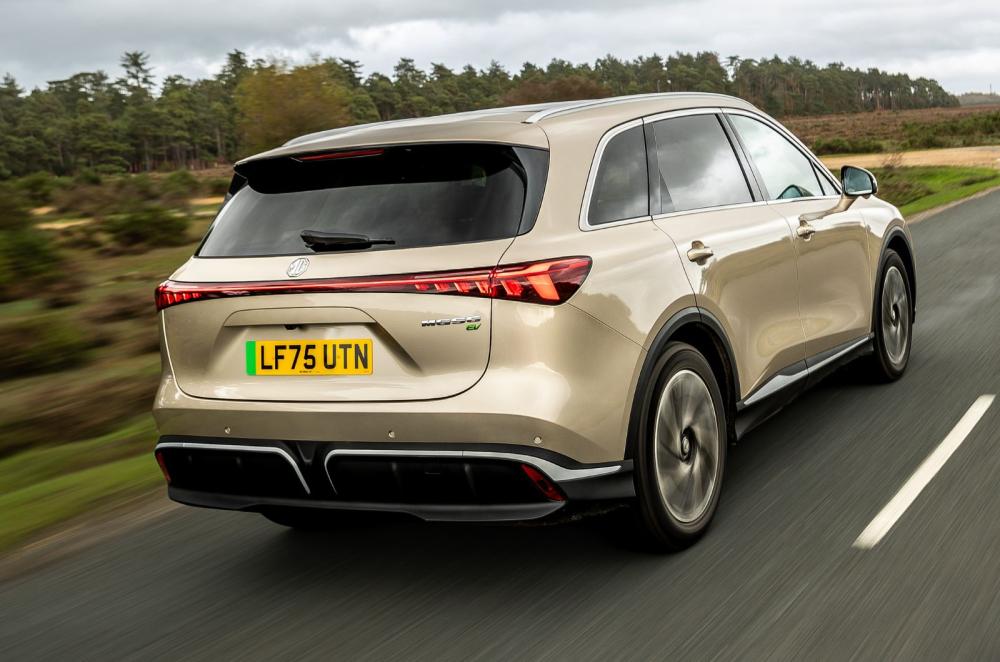 MG S6 dynamic driving rear