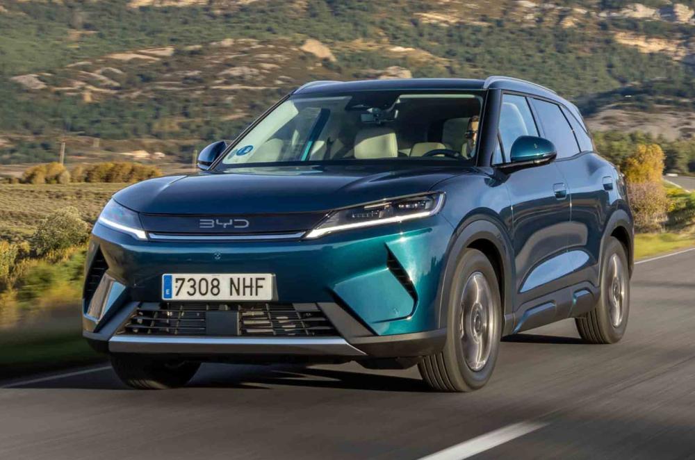 BYD Atto 2 DM-i PHEV dynamic front